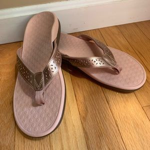 NWOT Rose Gold Vionic Tide Flip Flops